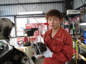 オルタネーターを説明する大賀さん