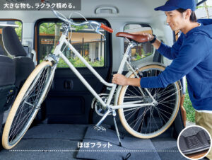 スペーシアのトランクルームには自転車も立てたまま載せられる説明画像