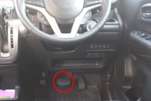 運転席足元のペダル類の中のブレーキべダルの場所