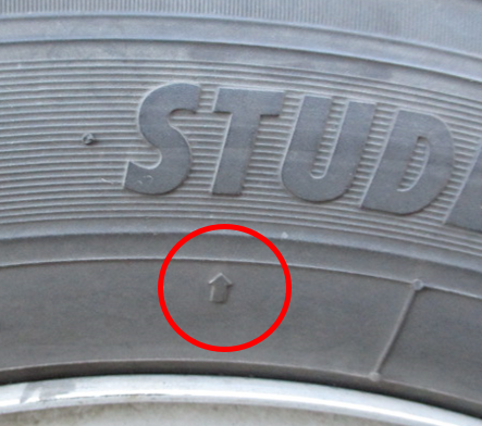 スタッドレスタイヤのプラットフォーム確認用の矢印マーク