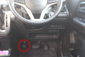 運転席側パーキングブレーキの位置を示す画像