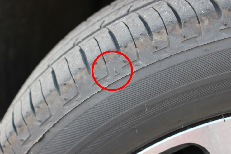 タイヤのスリップサインの目印の三角マーク
