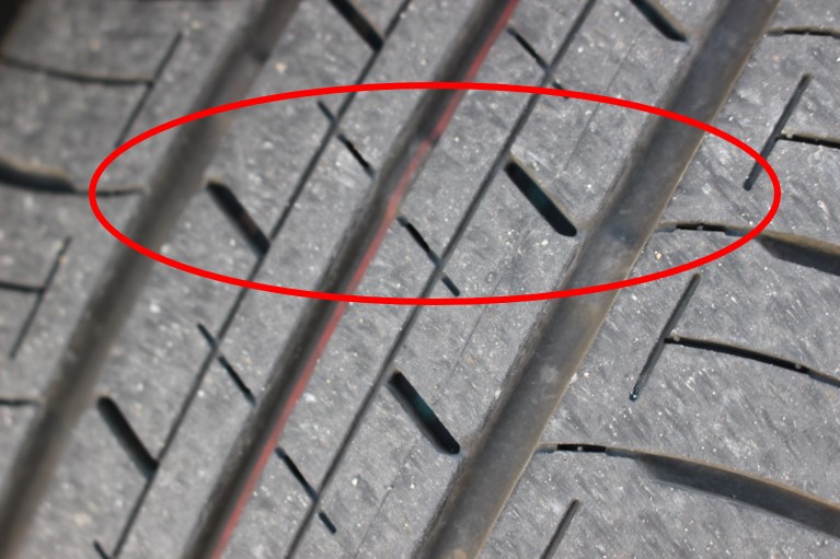 タイヤの溝の中にあるスリップサイン